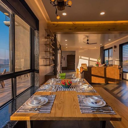Eyes On The Lake By Stayvista - A Hillside Villa With A Captivating View Of The River Пюн Екстериор снимка