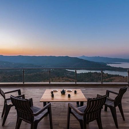 Eyes On The Lake By Stayvista - A Hillside Villa With A Captivating View Of The River Пюн Екстериор снимка