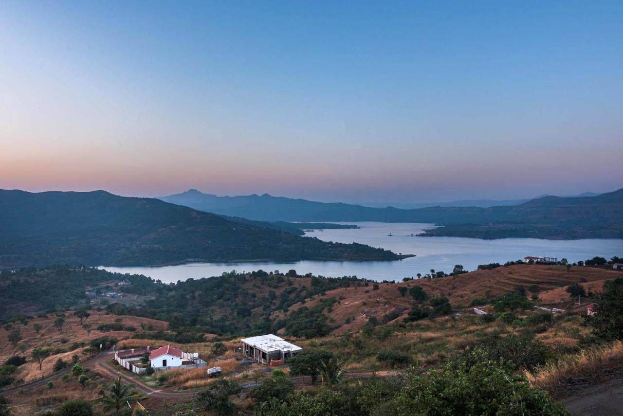 Eyes On The Lake By Stayvista - A Hillside Villa With A Captivating View Of The River Пюн Екстериор снимка